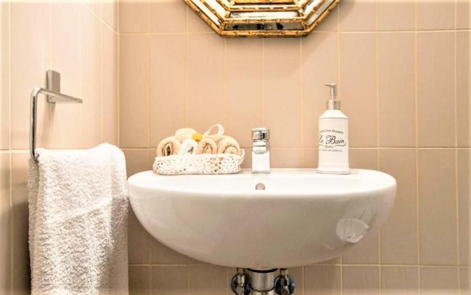Charming Suite Cavour Heart Of Florenţa Exterior foto
